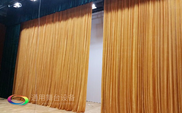 舞臺大幕舞臺阻燃幕布www.tdlw.cn、二、三道幕等分割表演區(qū)域，移換場景不間斷