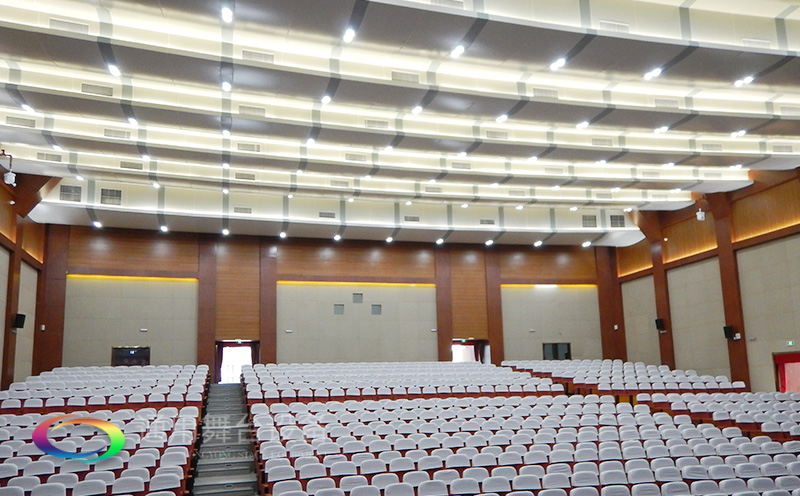 通用舞臺(tái)吊桿高標(biāo)準(zhǔn)承接廣州市培英中學(xué)報(bào)告廳項(xiàng)目，大屏幕顯示系統(tǒng)、音頻擴(kuò)聲系統(tǒng)、燈光系統(tǒng)、舞臺(tái)吊桿及機(jī)械等多系統(tǒng)相互協(xié)作