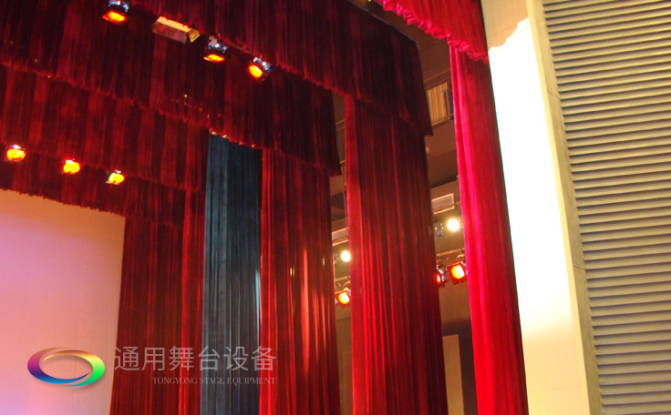 通用舞臺專業性、全方位優勢！業務涉及舞臺機械、阻燃幕布、專業燈光系統、專業音響系統