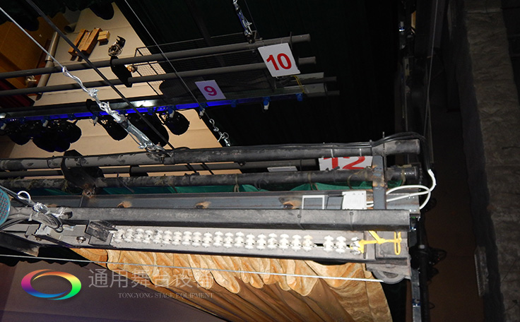 通用舞臺專業性、全方位優勢！業務涉及舞臺機械、阻燃幕布、專業燈光系統、專業音響系統
