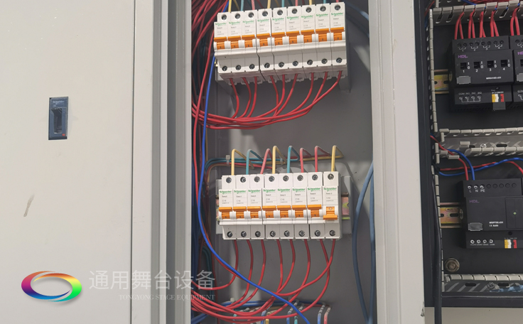 淮安市淮陰開明實(shí)驗(yàn)學(xué)校報(bào)告廳 機(jī)械舞臺(tái)吊桿、剛性防火幕項(xiàng)目竣工