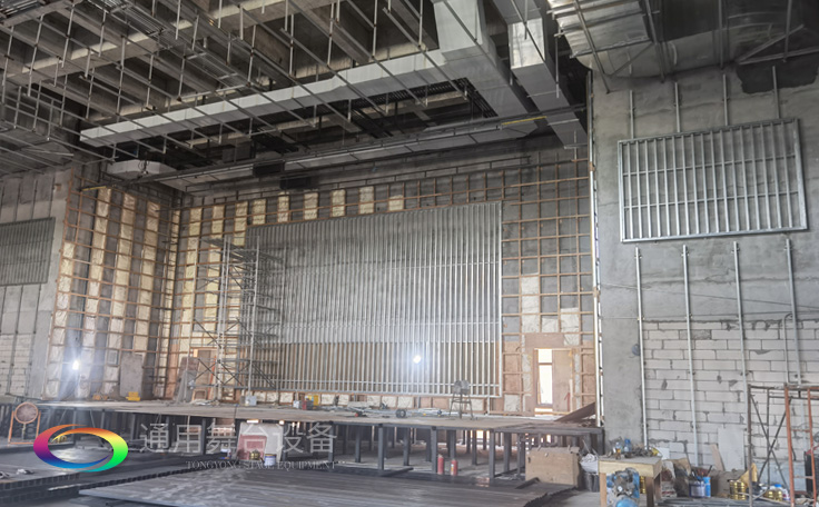 通用舞臺(tái)廣西桂醫(yī)報(bào)告廳阻燃幕布項(xiàng)目竣工并投入使用，為學(xué)校教學(xué)科研、人才培養(yǎng)提供更好的服務(wù)!