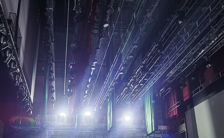 江蘇省南京曉莊學(xué)院報(bào)告廳項(xiàng)目順利通過竣工驗(yàn)收 項(xiàng)目包括：聲學(xué)、燈光、舞臺(tái)阻燃幕布等