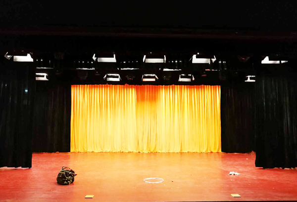 舞臺二、三道幕布